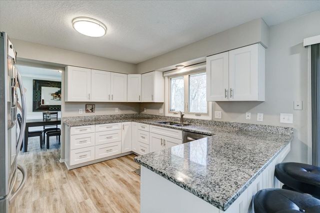 10165 Lincoln Avenue, Clive, IA 50325