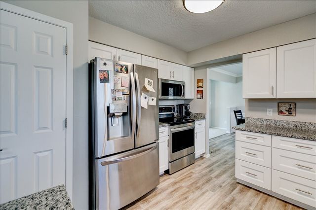 10165 Lincoln Avenue, Clive, IA 50325