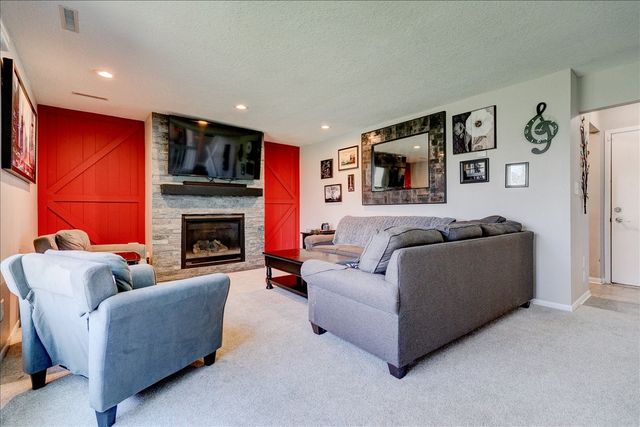 10165 Lincoln Avenue, Clive, IA 50325