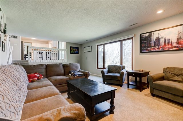 10165 Lincoln Avenue, Clive, IA 50325