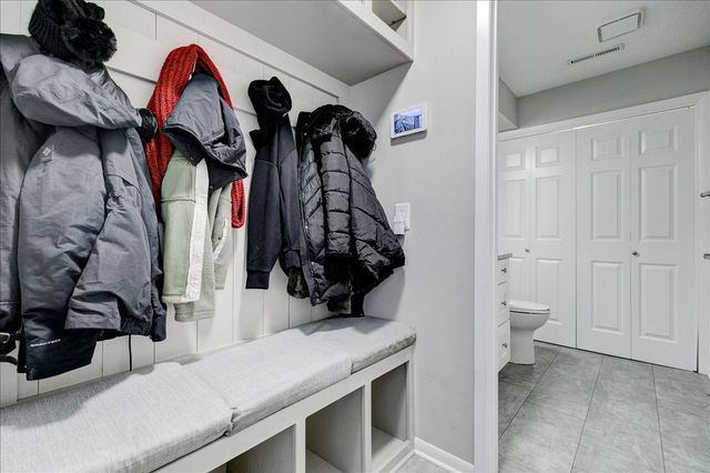 10165 Lincoln Avenue, Clive, IA 50325