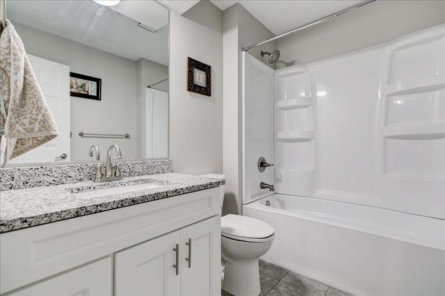 10165 Lincoln Avenue, Clive, IA 50325