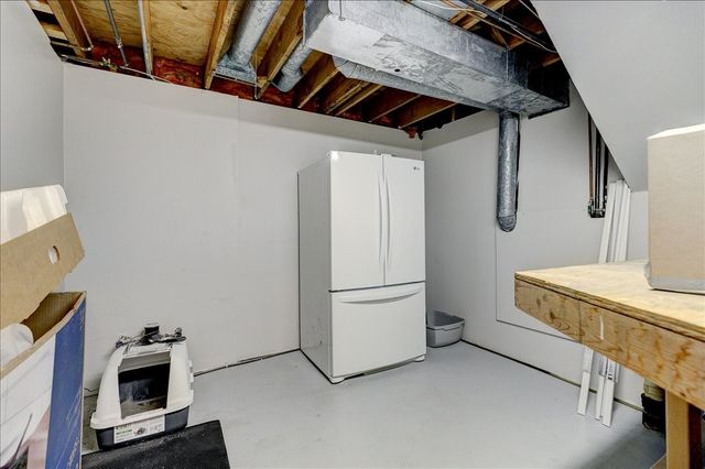 10165 Lincoln Avenue, Clive, IA 50325