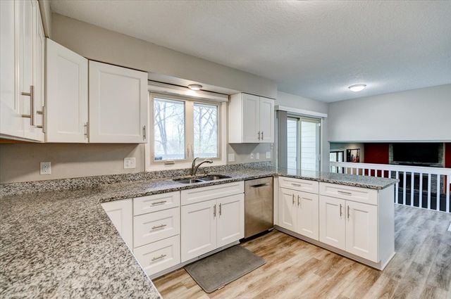 10165 Lincoln Avenue, Clive, IA 50325