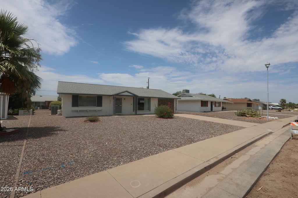 10559 W SUN CITY Boulevard, Sun City, AZ 85351 — photo 4