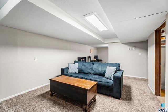 823 S West Ave Avenue, Sioux Falls, SD 57104