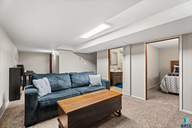 823 S West Ave Avenue, Sioux Falls, SD 57104