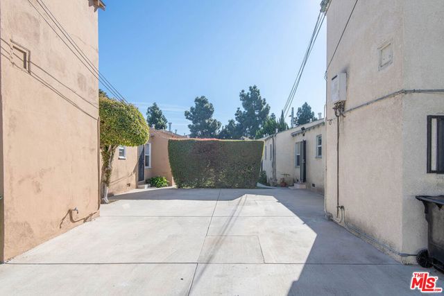 2594 Amherst Ave, Los Angeles, CA 90405