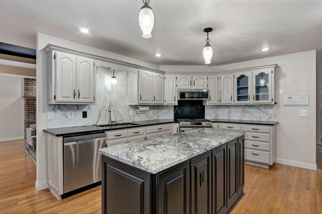 2706 N Skyview Lane, Ozark, MO 65721