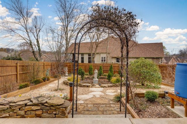 2706 N Skyview Lane, Ozark, MO 65721