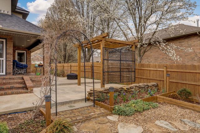 2706 N Skyview Lane, Ozark, MO 65721