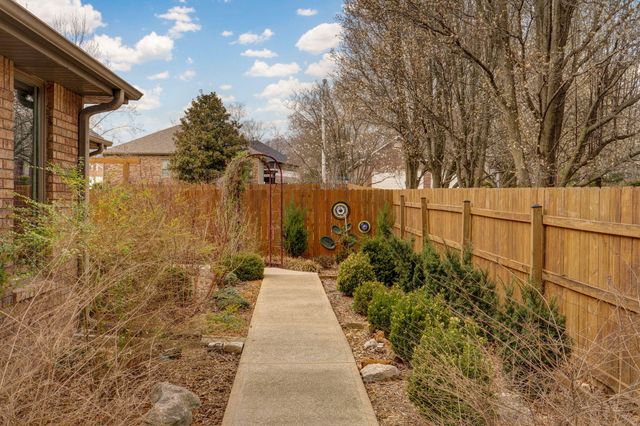 2706 N Skyview Lane, Ozark, MO 65721