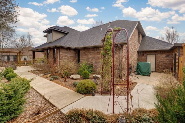 2706 N Skyview Lane, Ozark, MO 65721