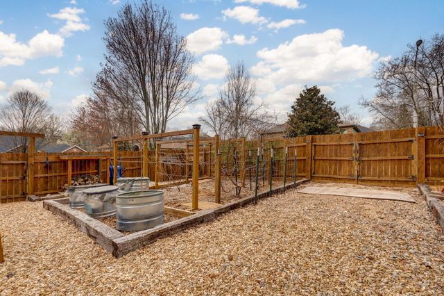 2706 N Skyview Lane, Ozark, MO 65721