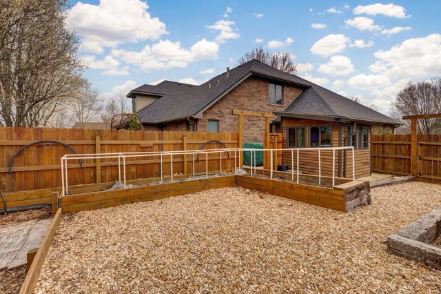 2706 N Skyview Lane, Ozark, MO 65721