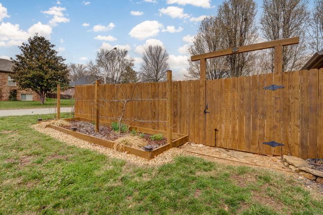 2706 N Skyview Lane, Ozark, MO 65721