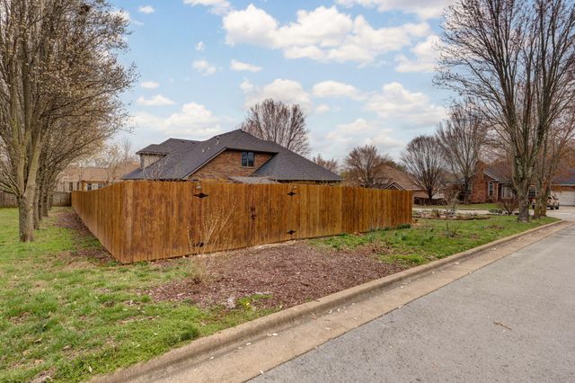 2706 N Skyview Lane, Ozark, MO 65721