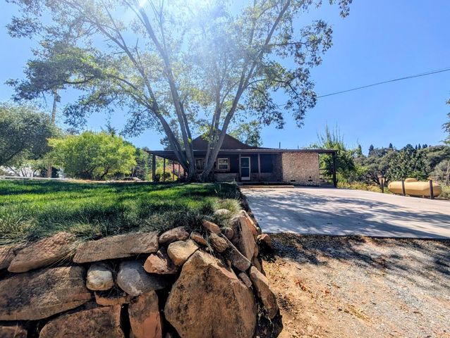 8486 Center St, Mokelumne Hill, CA 95245