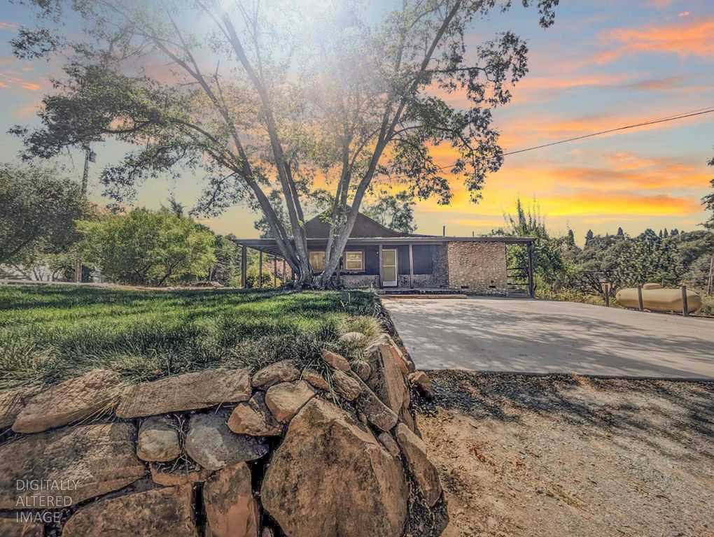 8486 Center St, Mokelumne Hill, CA 95245