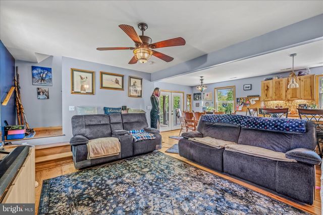 900 JOSHUA LN, Berkeley Springs, WV 25411