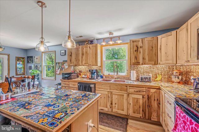 900 JOSHUA LN, Berkeley Springs, WV 25411