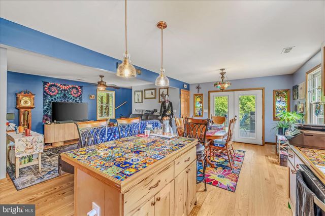 900 JOSHUA LN, Berkeley Springs, WV 25411