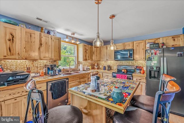 900 JOSHUA LN, Berkeley Springs, WV 25411