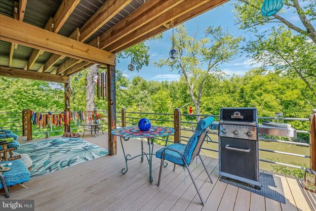 900 JOSHUA LN, Berkeley Springs, WV 25411