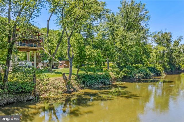 900 JOSHUA LN, Berkeley Springs, WV 25411