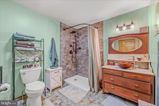 900 JOSHUA LN, Berkeley Springs, WV 25411