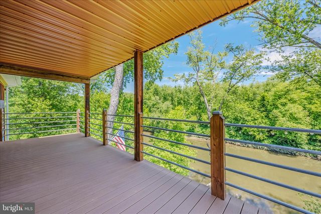 900 JOSHUA LN, Berkeley Springs, WV 25411