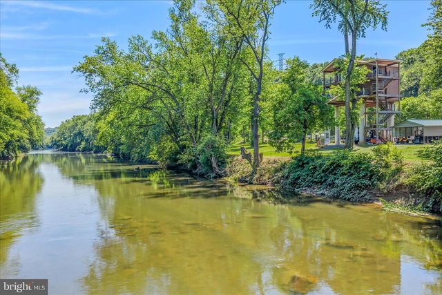 900 JOSHUA LN, Berkeley Springs, WV 25411