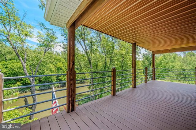 900 JOSHUA LN, Berkeley Springs, WV 25411