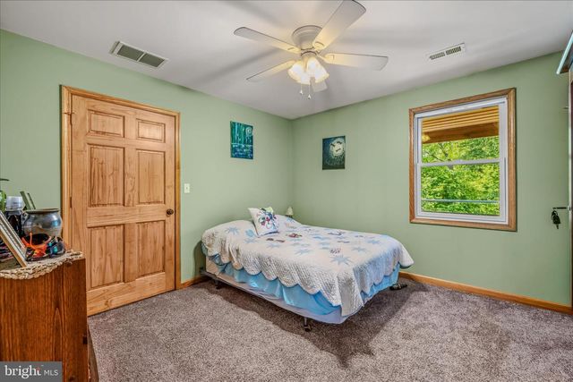 900 JOSHUA LN, Berkeley Springs, WV 25411