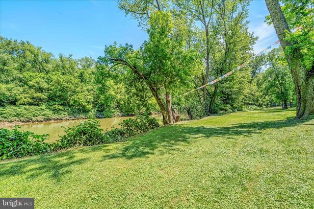 900 JOSHUA LN, Berkeley Springs, WV 25411