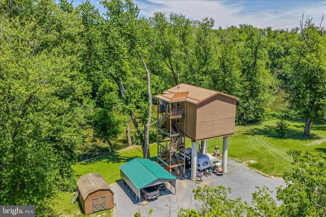 900 JOSHUA LN, Berkeley Springs, WV 25411