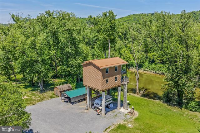 900 JOSHUA LN, Berkeley Springs, WV 25411