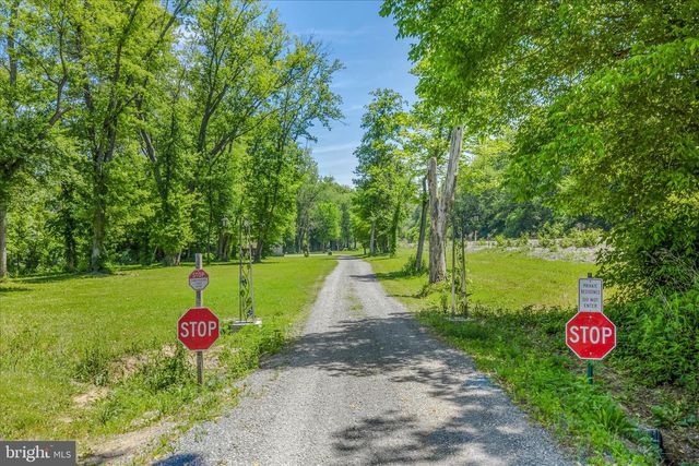 900 JOSHUA LN, Berkeley Springs, WV 25411