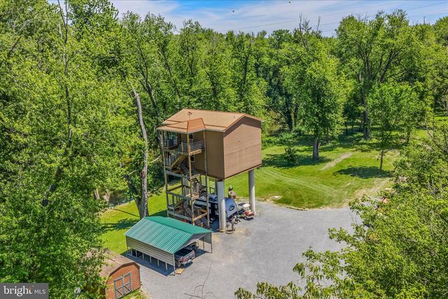 900 JOSHUA LN, Berkeley Springs, WV 25411