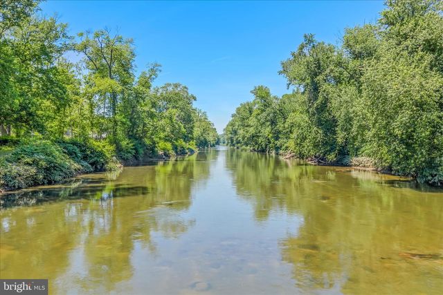 900 JOSHUA LN, Berkeley Springs, WV 25411