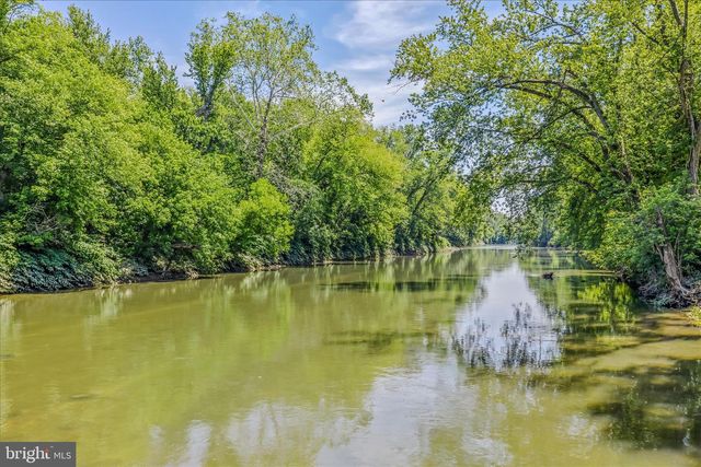 900 JOSHUA LN, Berkeley Springs, WV 25411