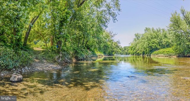 900 JOSHUA LN, Berkeley Springs, WV 25411