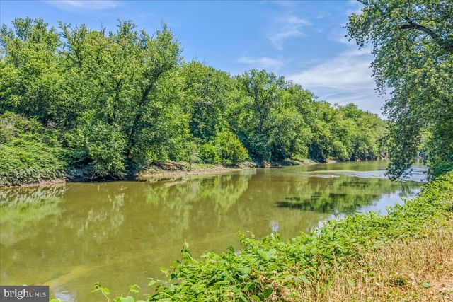 900 JOSHUA LN, Berkeley Springs, WV 25411