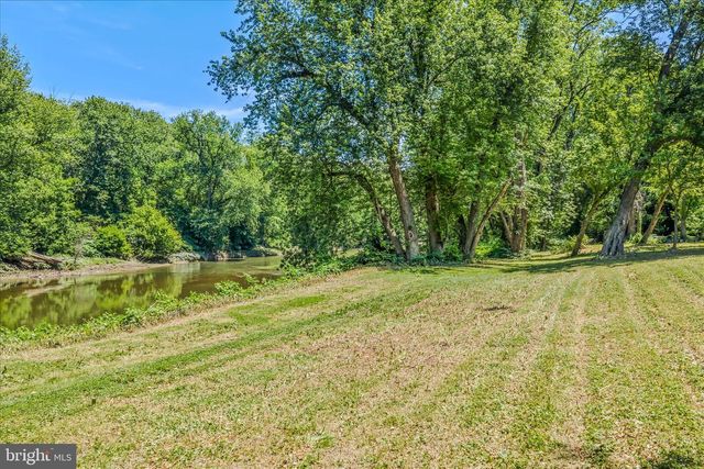 900 JOSHUA LN, Berkeley Springs, WV 25411