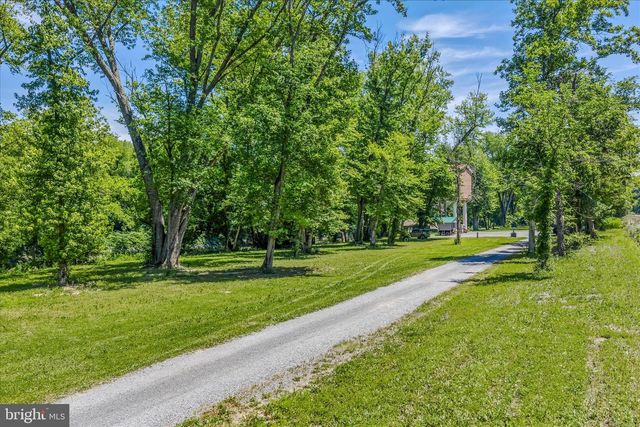 900 JOSHUA LN, Berkeley Springs, WV 25411