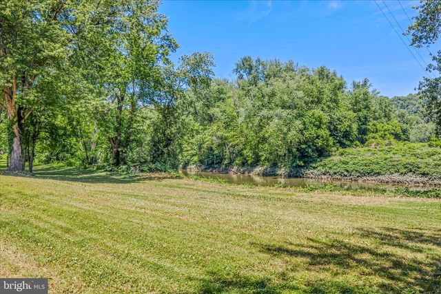 900 JOSHUA LN, Berkeley Springs, WV 25411