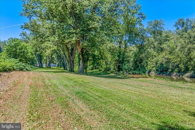 900 JOSHUA LN, Berkeley Springs, WV 25411