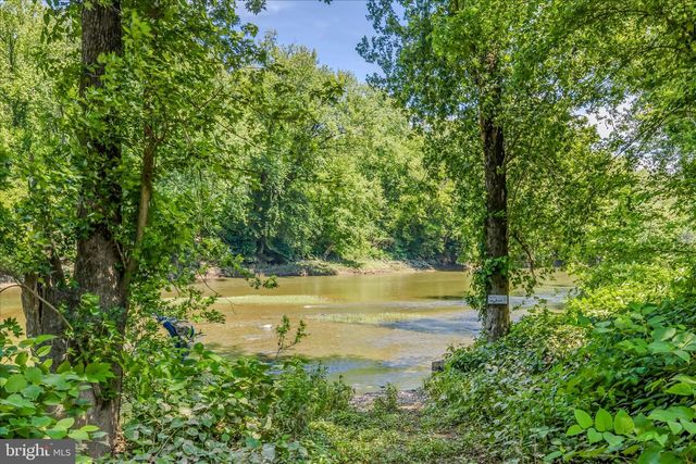 900 JOSHUA LN, Berkeley Springs, WV 25411