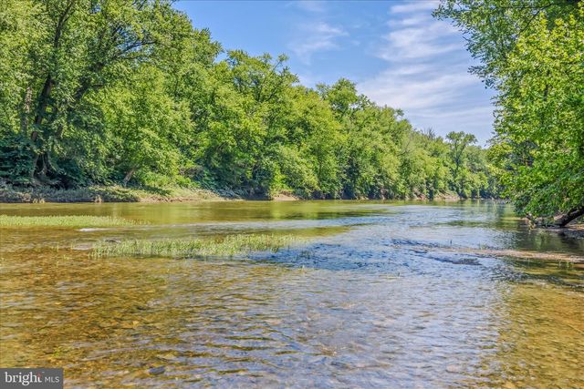 900 JOSHUA LN, Berkeley Springs, WV 25411
