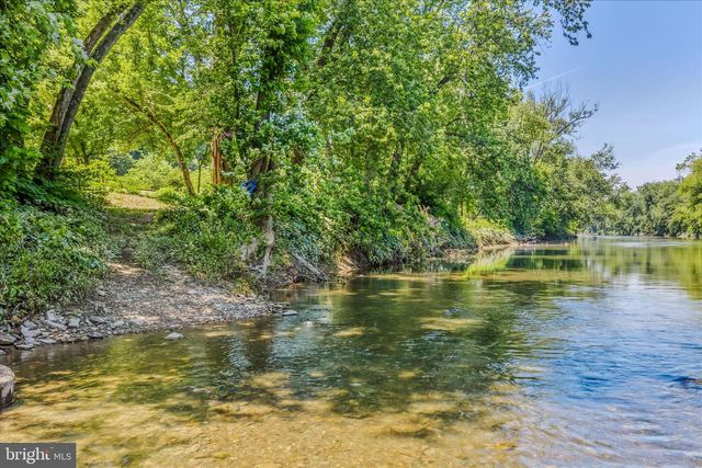 900 JOSHUA LN, Berkeley Springs, WV 25411